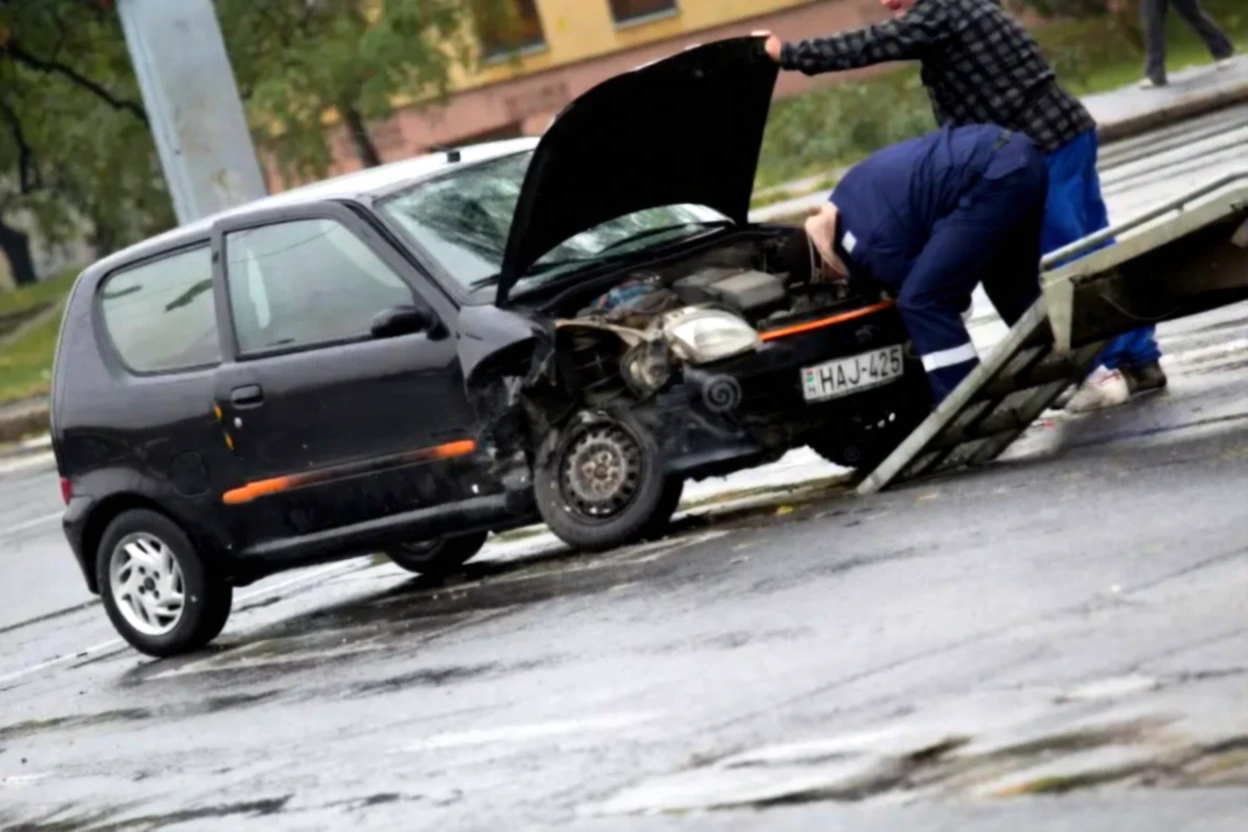 (24/7 Towing Service in Sharjah) 24/7roadside assistance (24/7 towing service in Sharjah providing fast car towing, roadside assistance, and emergency recovery. Call now for immediate help.)